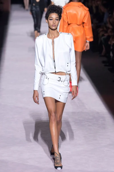 Look 16